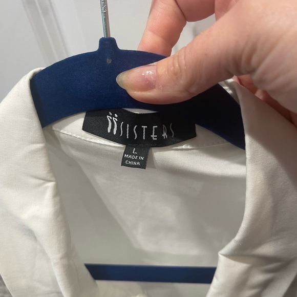 White sleeveless tuxedo pleated button down blouse - Picture 2 of 6